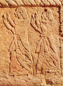 Relieve que representa a sirvientes rindiendo homenaje al rey (detalle)